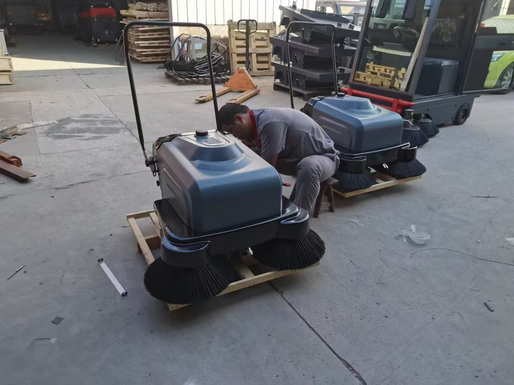 HS100 Walk Behind Sweeper | 1000mm Battery Powered